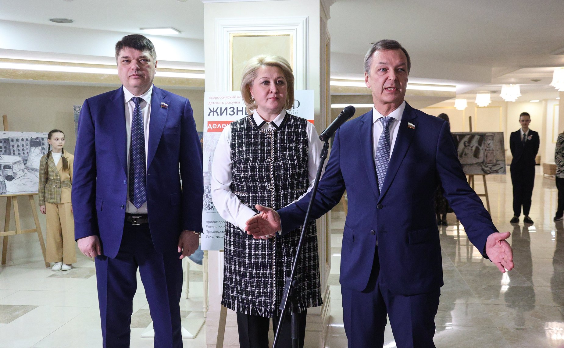 В Совете Федерации открылась выставка картин победителей конкурса детского рисунка, посвященного 80-летию прорыва блокады Ленинграда «Жизнь, деленная на граммы»