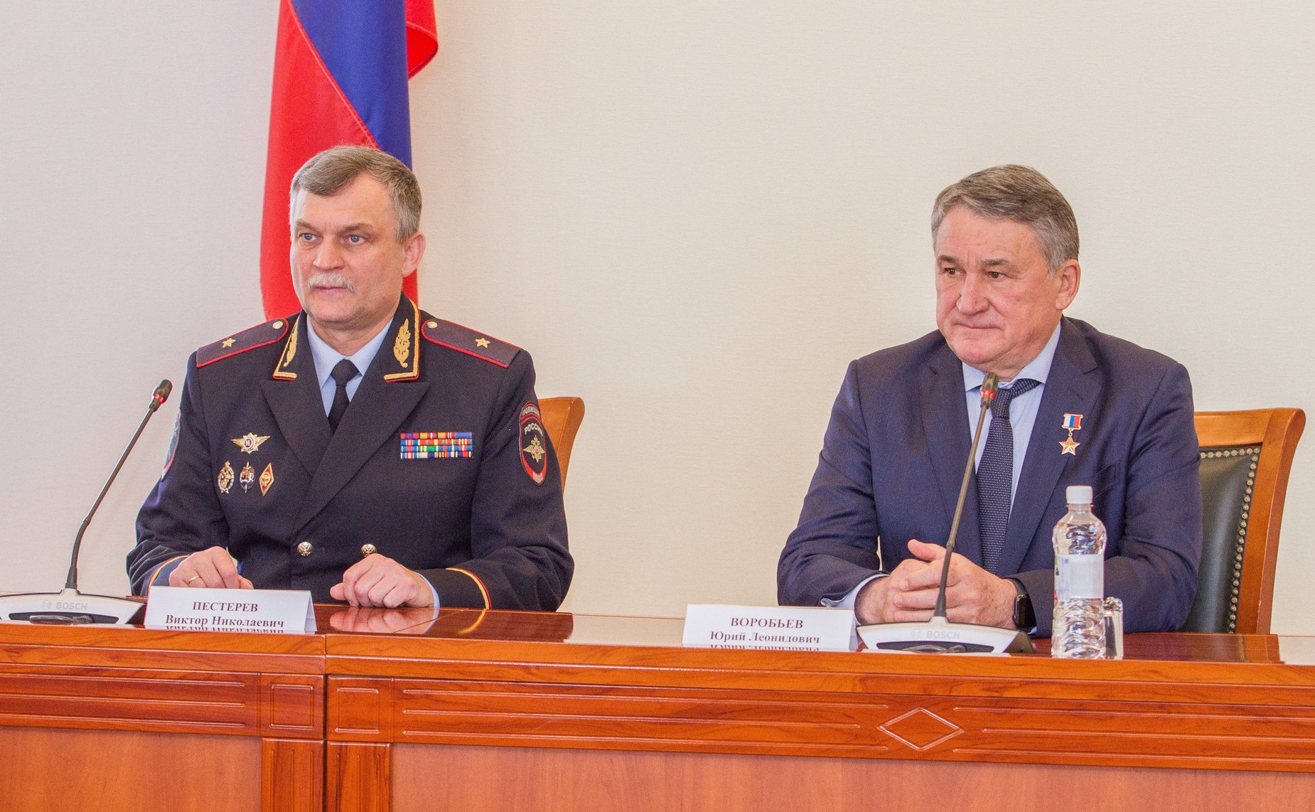 Юрий Воробьев вручил паспорта юным жителям Вологодской области