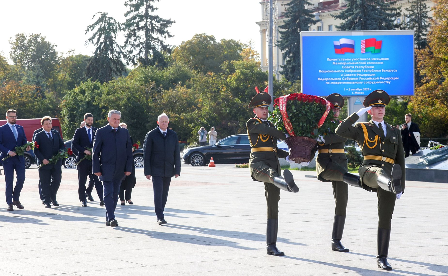 Сенаторы приняли участие в возложении цветов к Монументу Победы (фото: Пресс-служба Совета Республики Национального собрания Беларуси)