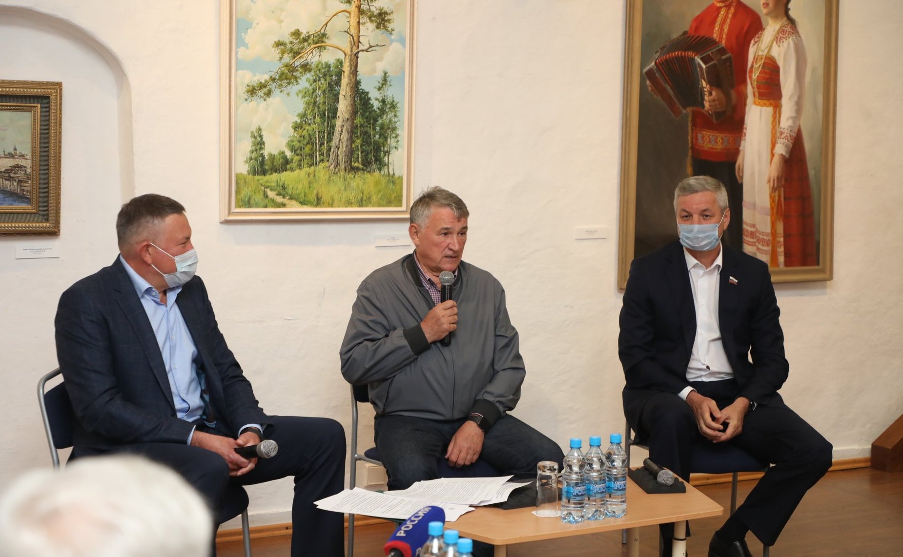 Юрий Воробьев совместно с губернатором региона Олегом Кувшинниковым провел в г. Кириллове выездное совещание и встречу с жителями