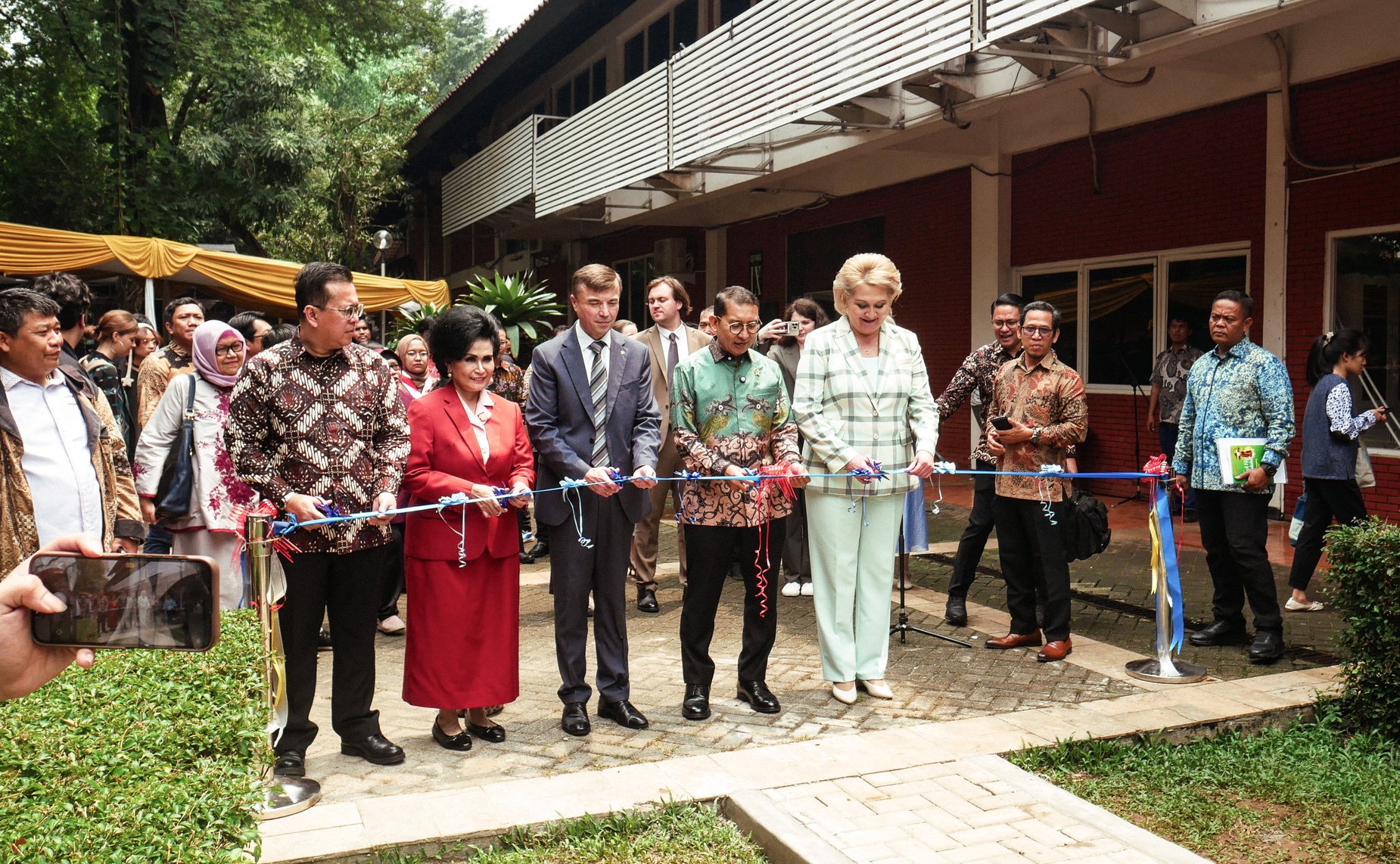Делегация Совета Федерации в Университете Индонезии в Джакарте приняла участие в церемонии открытия бюста Л.Н. Толстому
