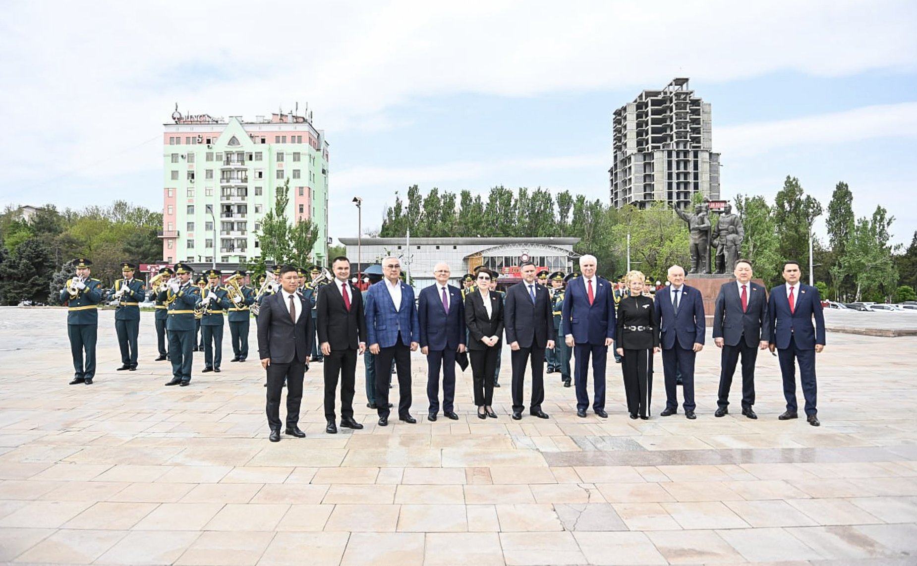 Церемония возложения цветов к Вечному огню на Площади Победы