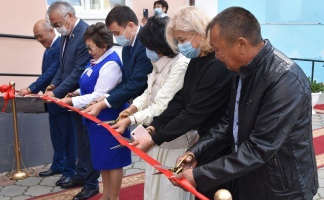 Баир Жамсуев в ходе своей рабочей поездки в регион, принял участие в торжественных церемониях открытия модельной библиотеки Агинского района и памятника ученому-востоковеду Цыбену Жамцарано