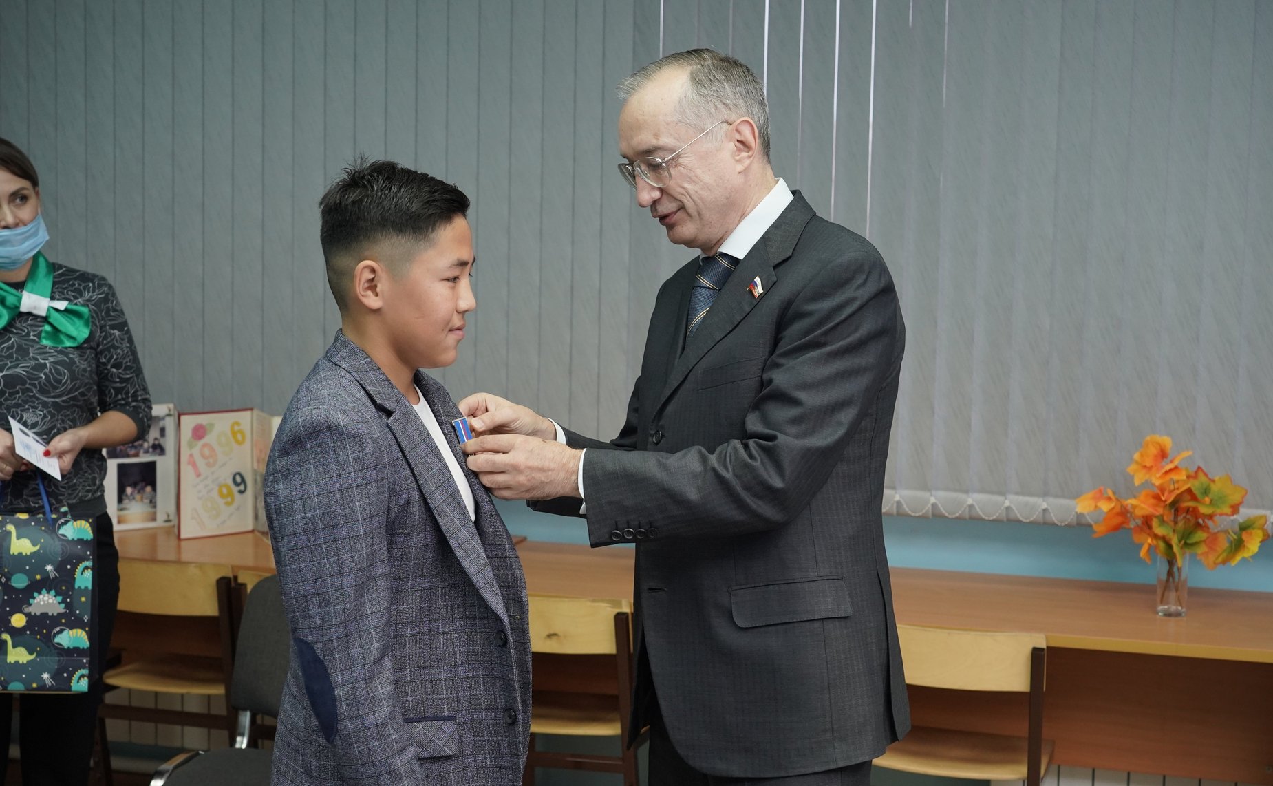 Андрей Кислов вручил 12-летнему жителю Кинель-Черкасского района Ансару Нурушеву медаль Совета Федерации «За проявленное мужество»