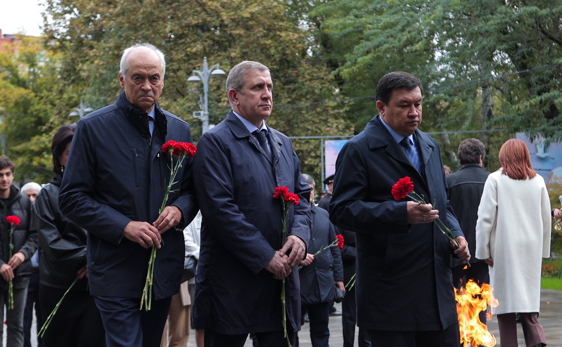 Сенаторы РФ возложили цветы к мемориалу Воину-освободителю в парке им. Ленинского комсомола в Махачкале (фото пресс-служба Министерства экономики и территориального развития Республики Дагестан)