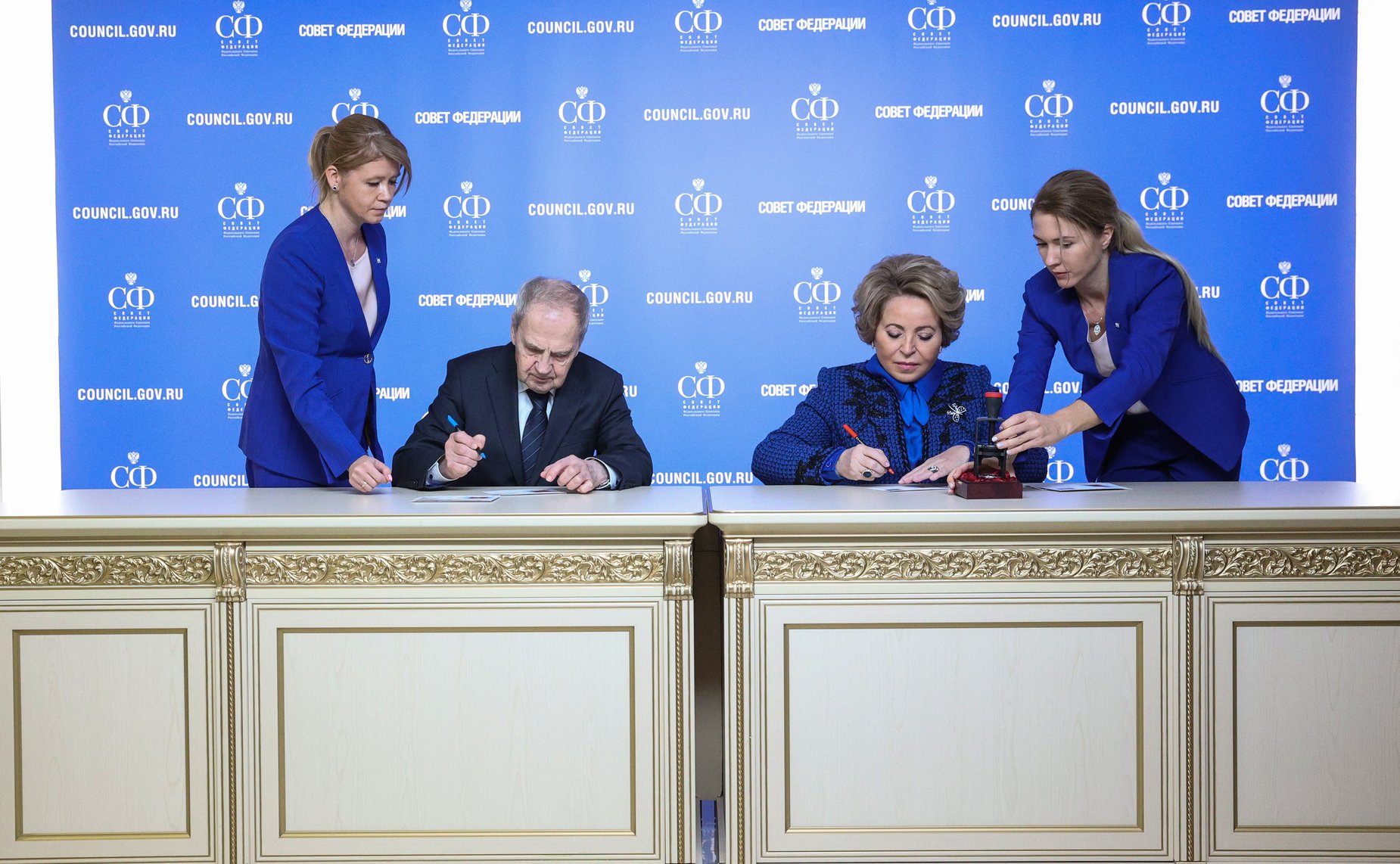 Валентина Матвиенко и Председатель Конституционного Суда РФ Валерий Зорькин приняли участие в церемонии гашения почтовой художественной марки, приуроченной к 30-летию Федерального Собрания РФ и Совета Федерации