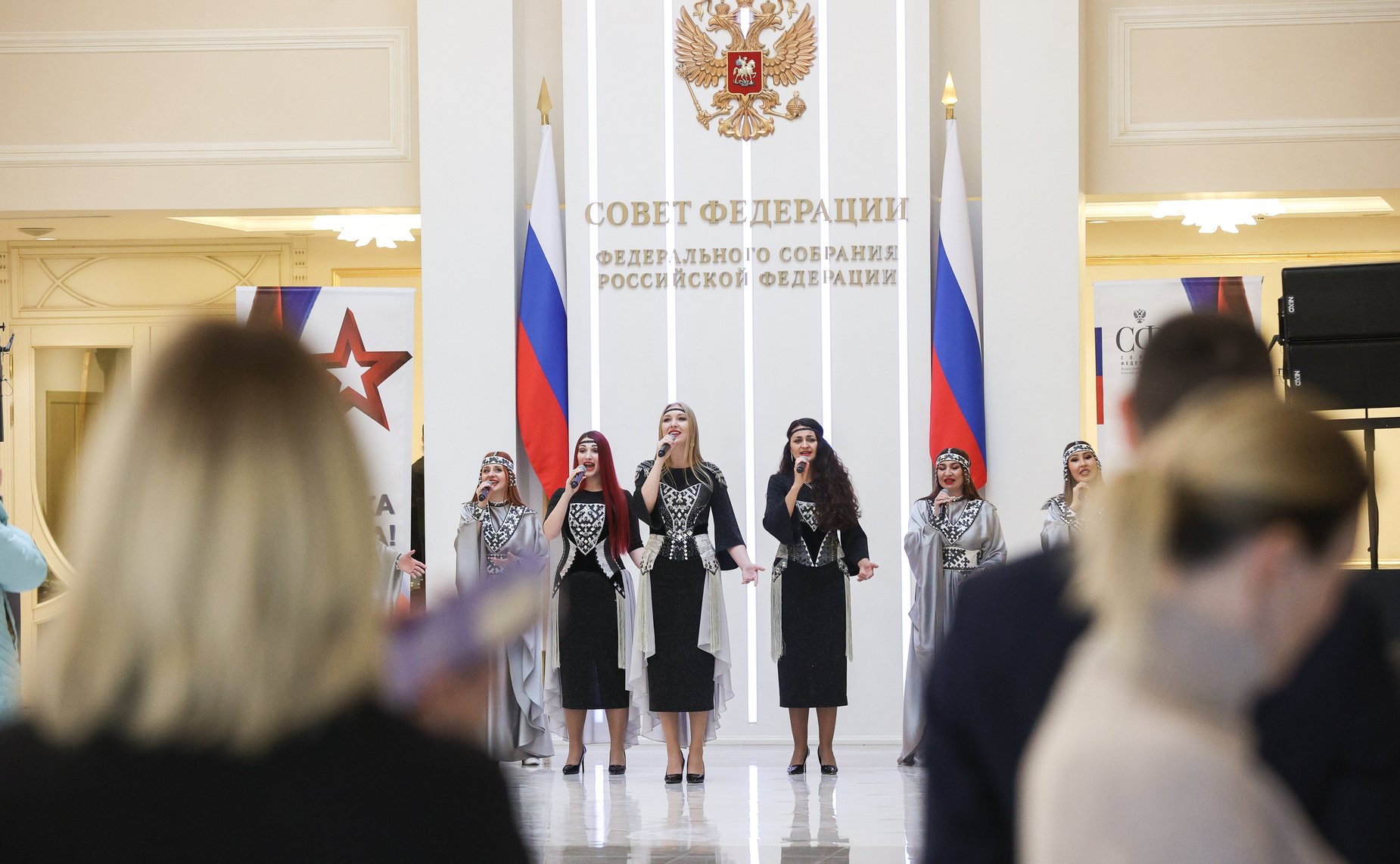 Валентина Матвиенко и Дмитрий Артюхов осмотрели выставку, посвященную истории и перспективным направлениям развития Ямало-Ненецкого автономного округа