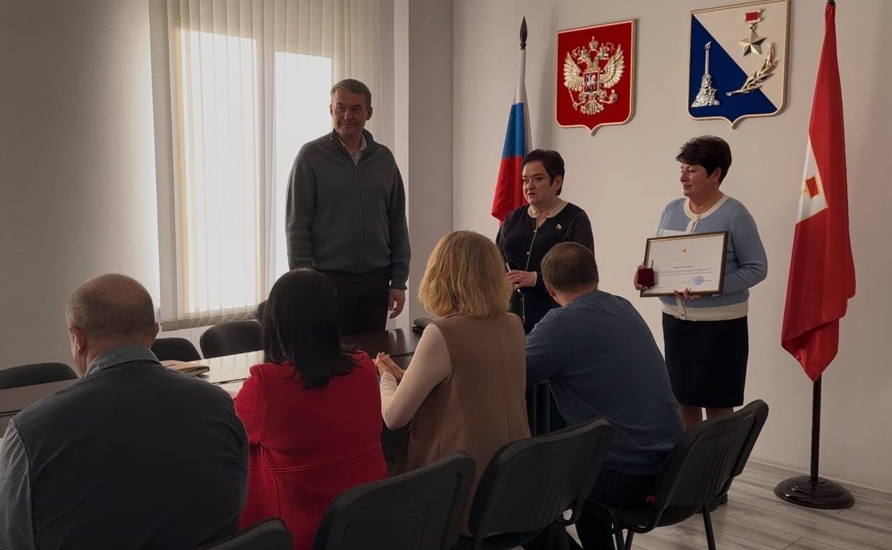 Лариса Мельник вручила Почётную грамоту Совета Федерации Елене Череватой