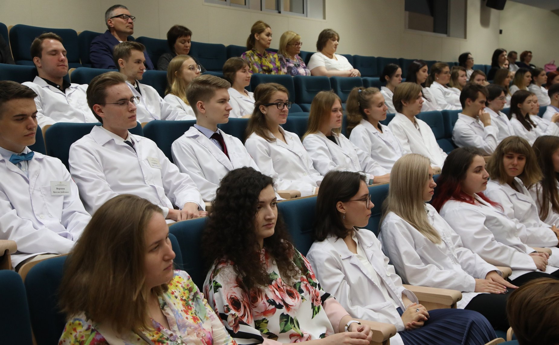 Церемония посвящения в студенты будущих врачей в Национальном медицинском исследовательском центре имени В.А. Алмазова в Санкт-Петербурге