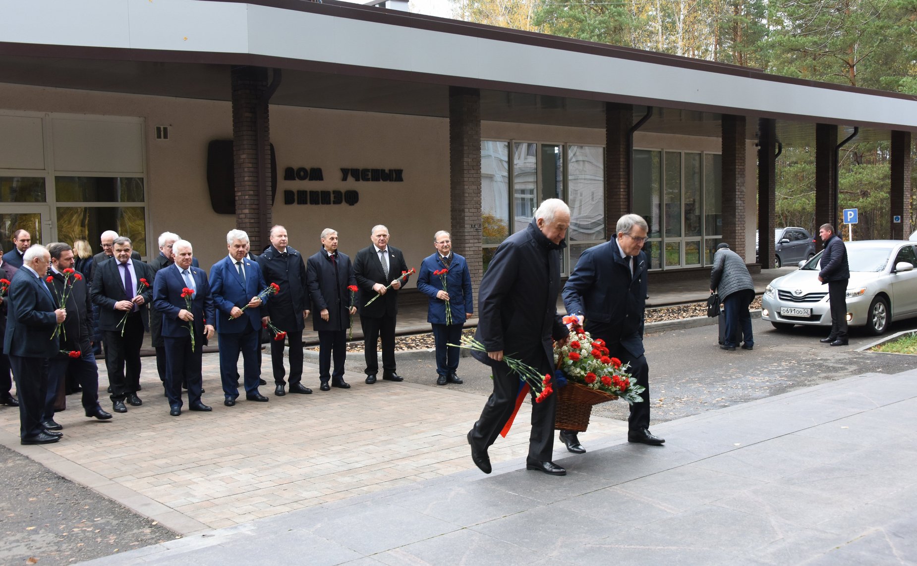 Сенаторы возложили цветы к памятнику испытателям отечественного ядерного оружия