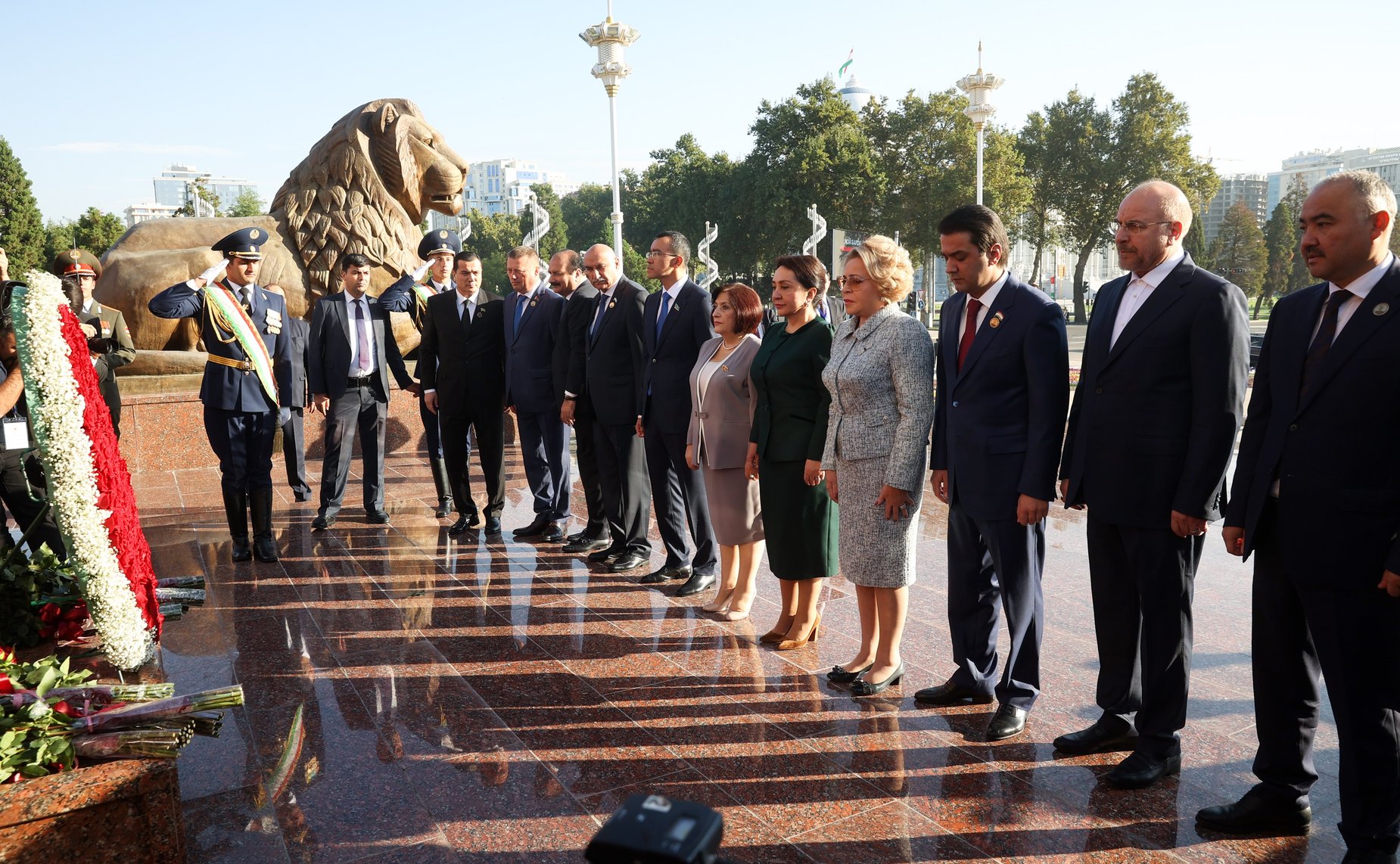 Валентина Матвиенко возложила цветы к памятнику Исмоилу Сомони