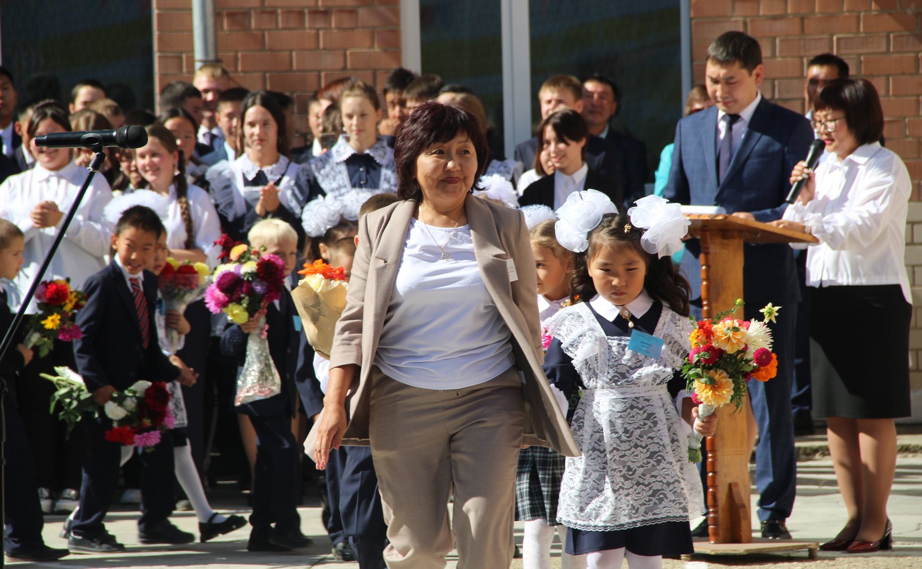 Баир Жамсуев в ходе работы в регионе посетил Могойтуйскую среднюю школу №1 им. В.Р. Гласко, открывшуюся в День знаний — 1 сентября — после капитального ремонта