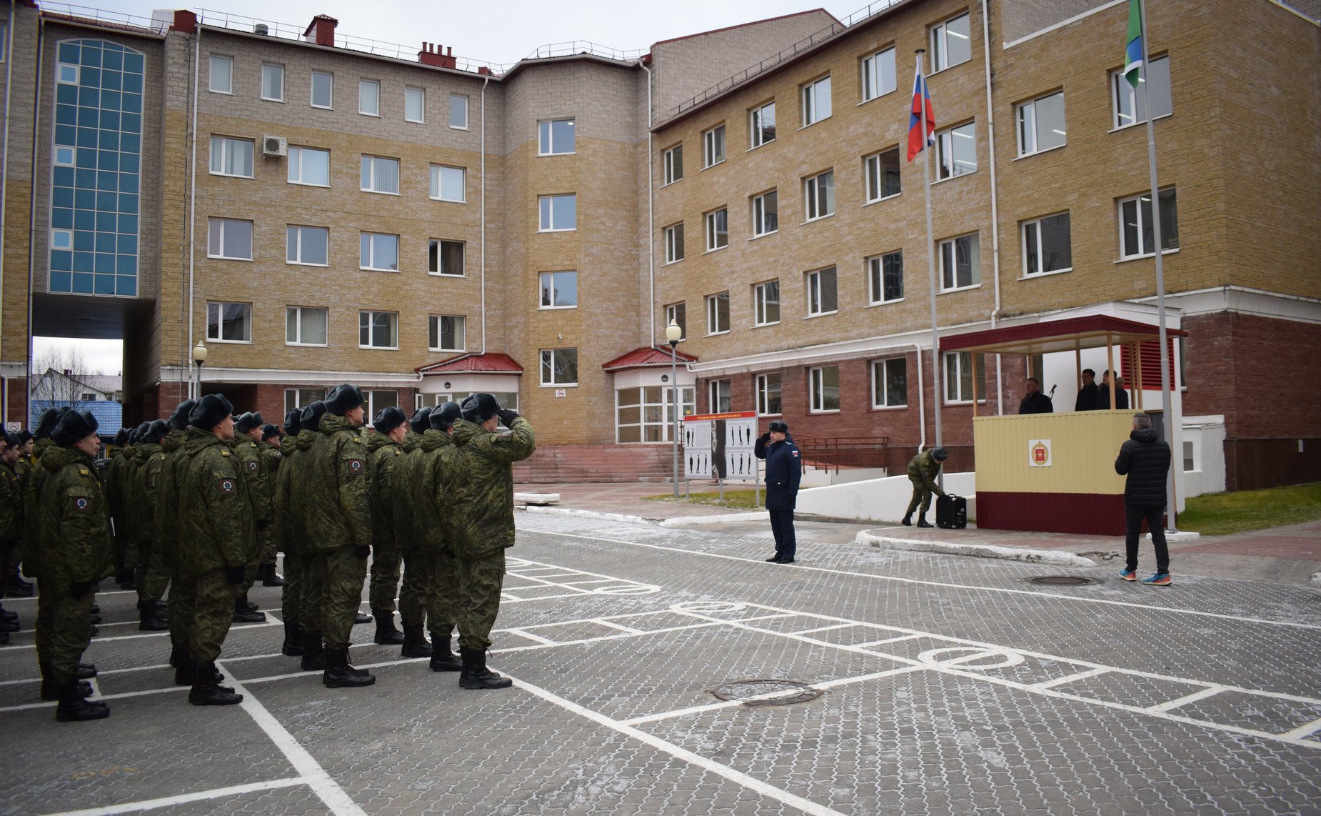 Эдуард Исаков посетил Военный учебный центр при Югорском государственном университете