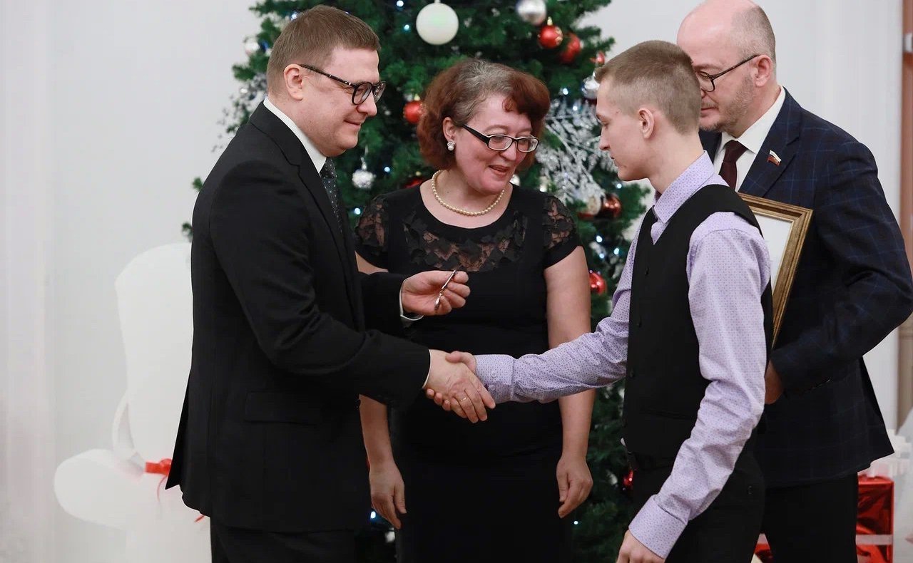 Сенаторы РФ Маргарита Павлова и Олег Цепкин вручили южноуральским детям-героям медали Совета Федерации «За проявленное мужество», а их родителям благодарственные письма