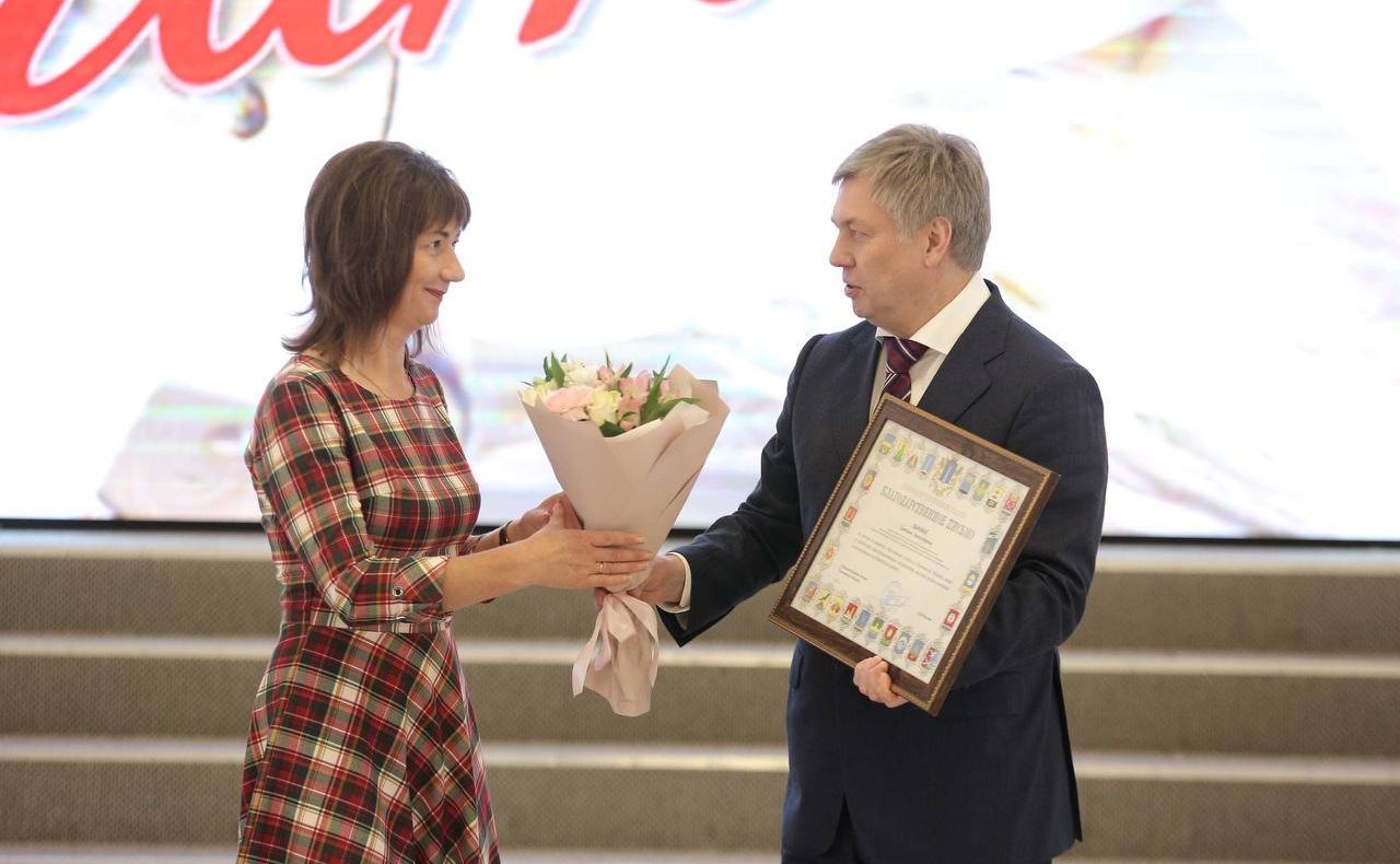 Губернатор Ульяновской области Алексей Русских поздравил заслуженных учителей и почетных работников общего образования с профессиональным праздником