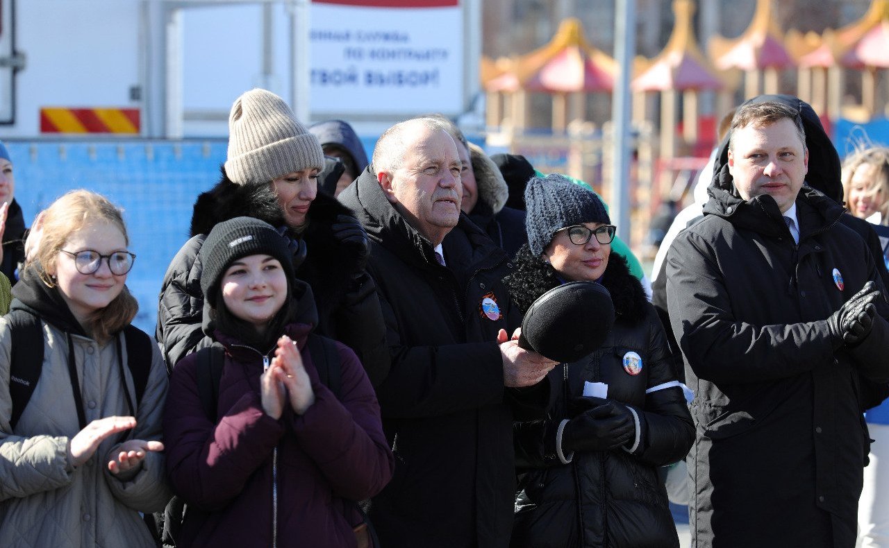 Татьяна Сахарова в рамках рабочей поездки в регион в Североморске приняла участие в концерте-митинге «Za Мир без нацизма!» в поддержку российской армии