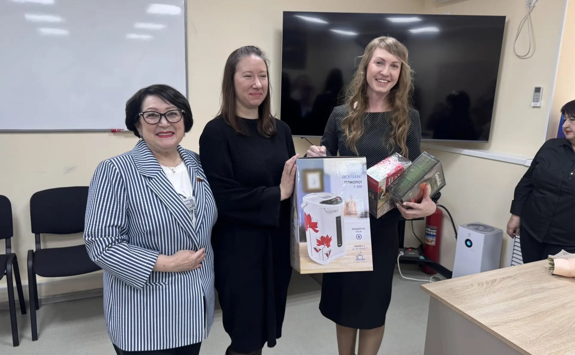 Людмила Талабаева в ходе региональной недели встретилась с активистами и членами общественных организаций, которые занимаются патриотическим воспитанием молодежи и помощью участникам СВО