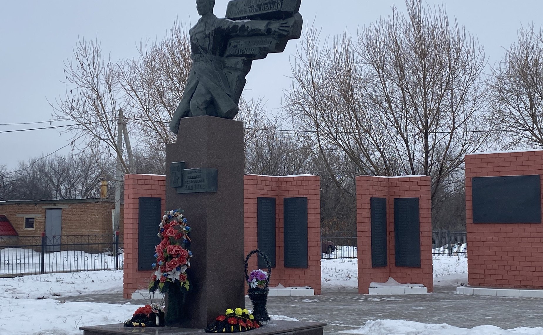 Олег Алексеев поздравил жительницу Воскресенского района с победой в конкурсе красоты и возложил цветы к памятнику Герою Советского Союза