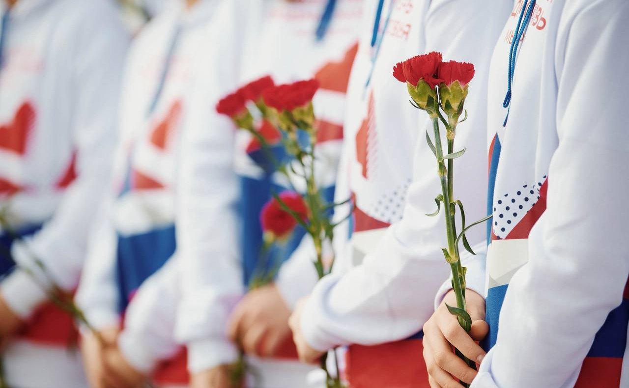 В Мемориальном комплексе «Рубеж Славы» в Снегирях прошла минута молчания в память о героях Великой Отечественной войны и возложение цветов к памятнику