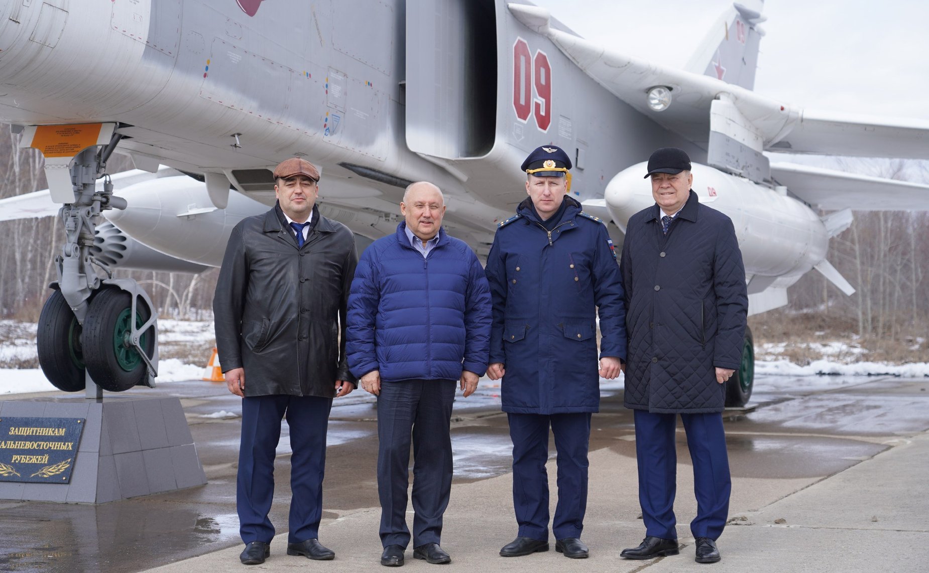 Андрей Базилевский в рамках работы в регионе побывал в Комсомольском муниципальном районе, где посетил одну из войсковых частей Восточного военного округа