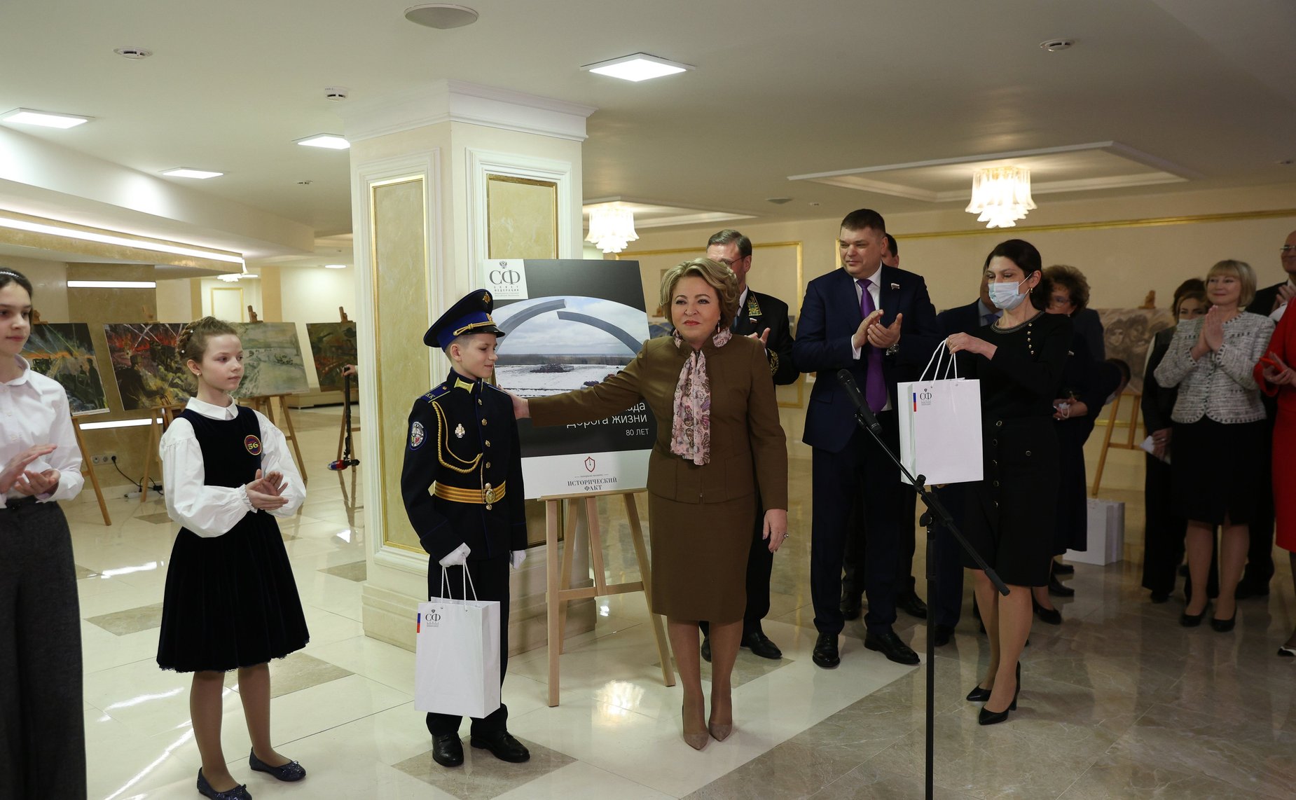 Валентина Матвиенко открыла выставку детского рисунка о легендарной полуторке, посвященной 80-летию «Дороги Жизни»