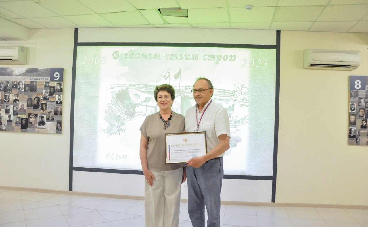 Екатерина Алтабаева вручила Почётную грамоту коллективу Музейного историко-мемориального комплекса «35-я береговая батарея»