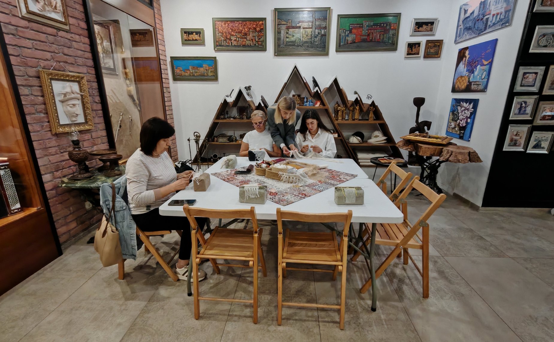 Виталий Назаренко посетил Центр развития народных художественных промыслов во Владикавказе