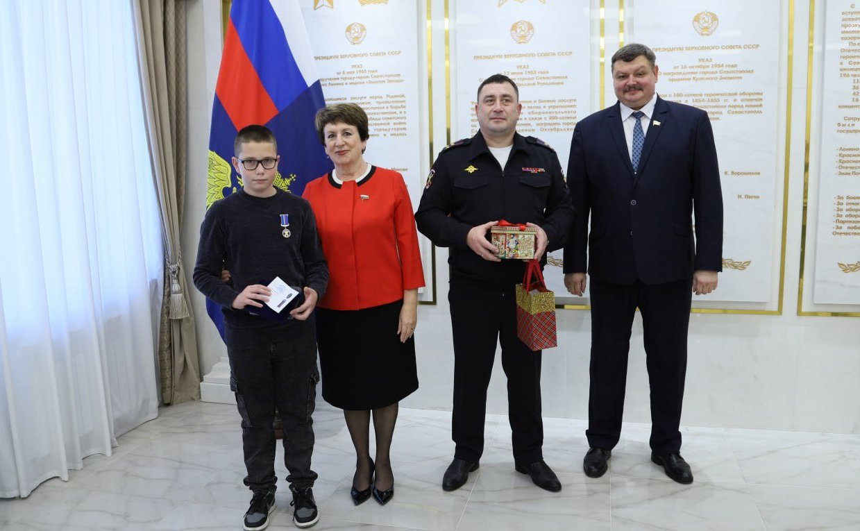 Екатерина Алтабаева и Сергей Колбин вручили медали Совета Федерации детям-героям, проявившим личное мужество в экстремальной ситуации