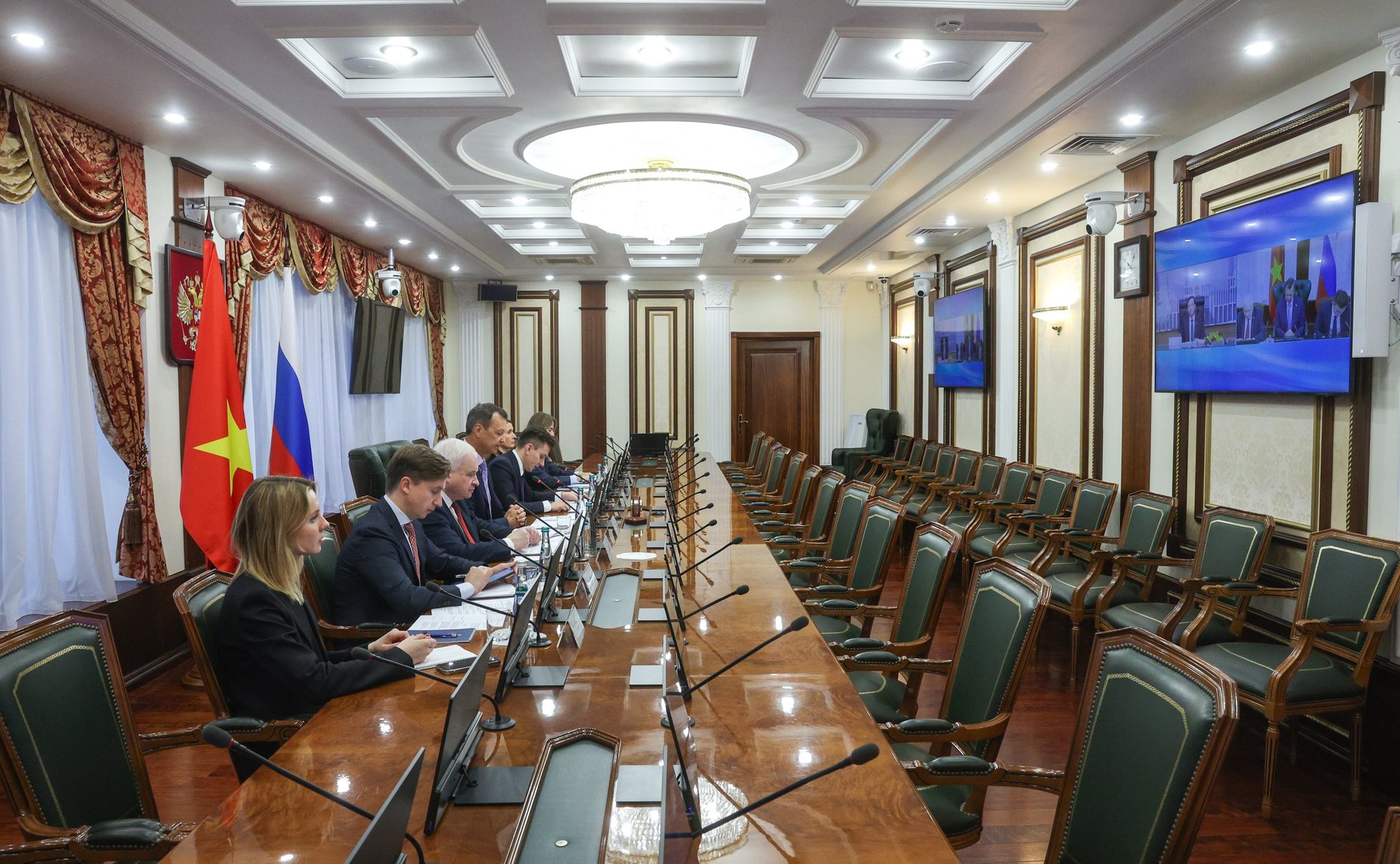 Встреча первого заместителя Председателя Совета Федерации Андрея Яцкина с заместителем Председателя Национального собрания Социалистической Республики Вьетнам Нгуен Кхак Динем в формате совместного заседания групп по сотрудничеству