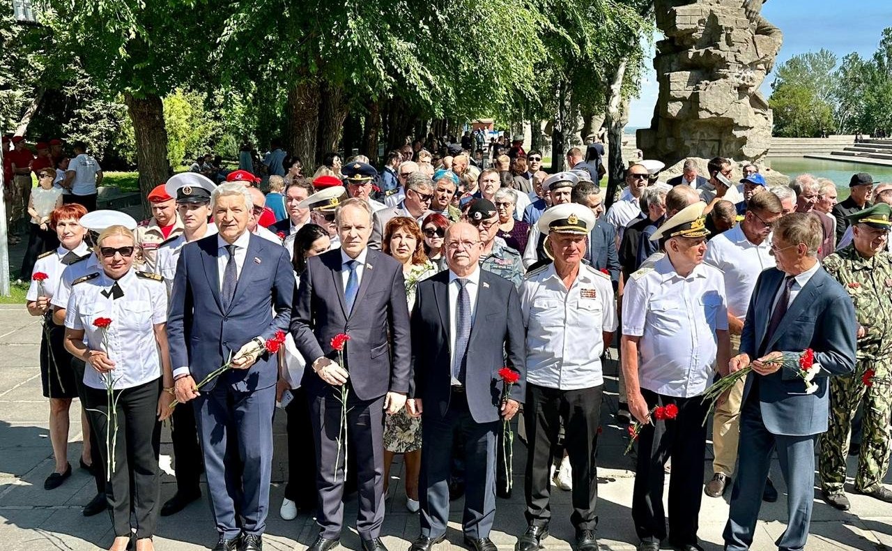 Александр Башкин принял участие в открытии памятного знака астраханцам – участникам Сталинградской битвы