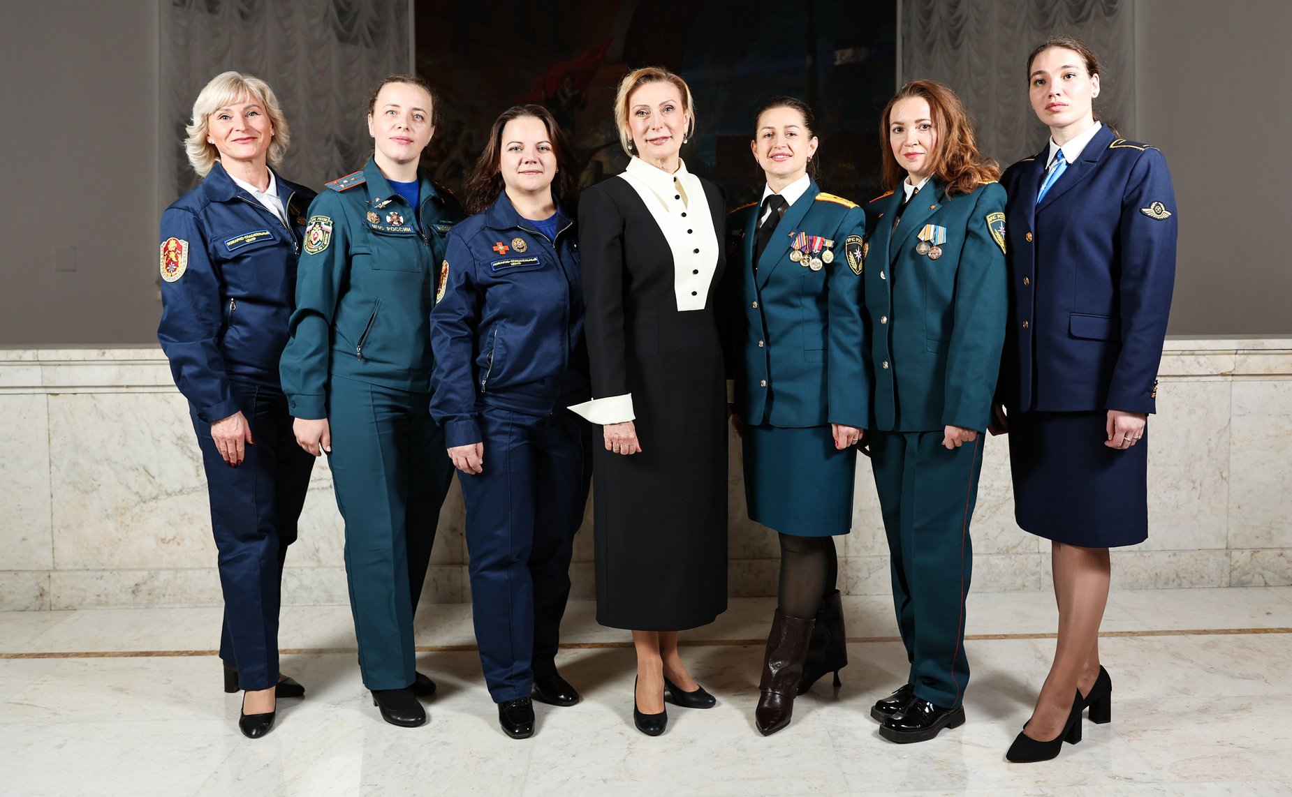 Заместитель Председателя Совета Федерации Инна Святенко приняла участие в церемонии награждения поисковиков, добровольцев и волонтеров, состоявшейся в Центральном академическом театре Российской Армии