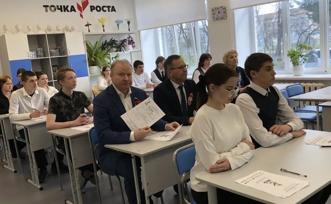Виктор Шептий в ходе работы в регионе принял участие в Международной патриотической акции «Диктант Победы»