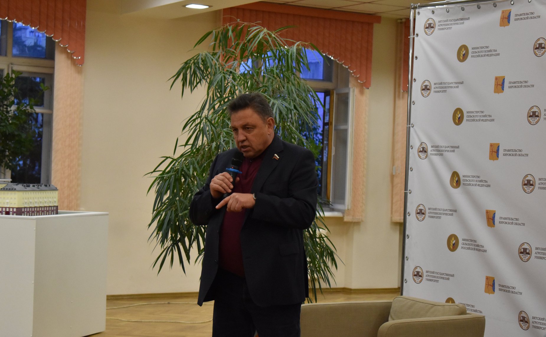 Виктор Бондарев и Вячеслав Тимченко встретились со студентами Кировской области