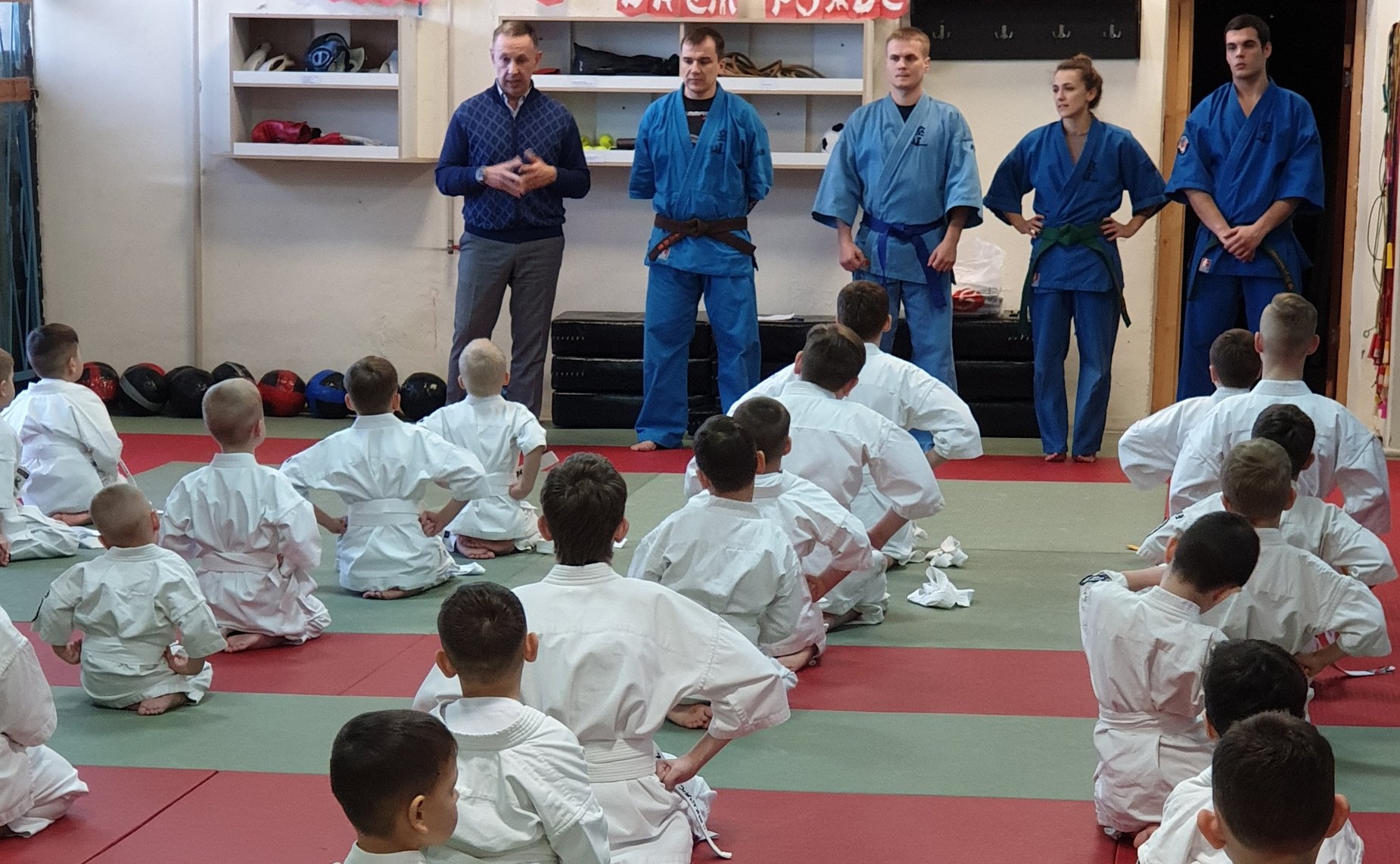Олег Алексеев посетил клуб единоборств «Кобра» и принял участие в церемонии вручения первых поясов юным спортсменам