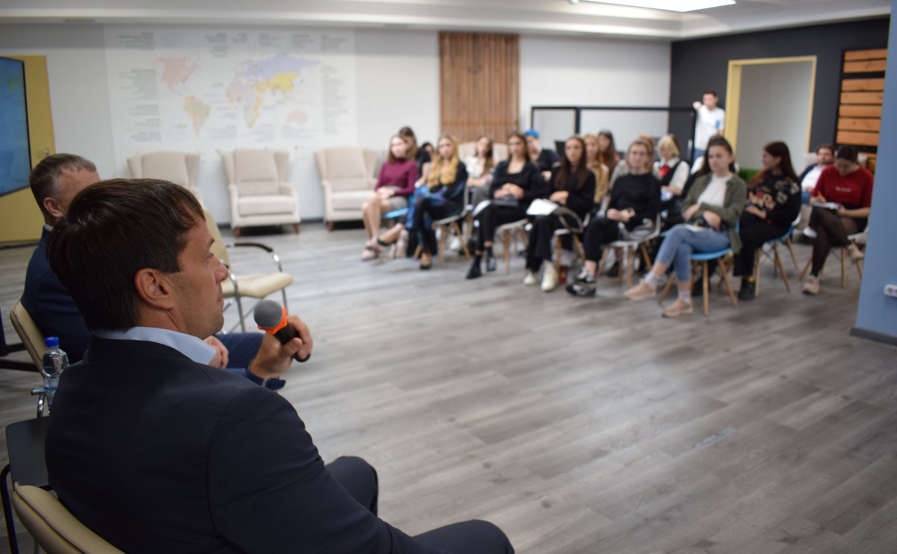 Эдуард Исаков, посетил Югорский Государственный Университет, где встретился со студентами факультета журналистики