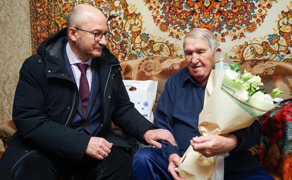 Олег Цепкин в преддверии Нового года посетил ветеранов Трёхгорного, Сатки и Юрюзани Челябинской области и поздравил их с наступающим праздником