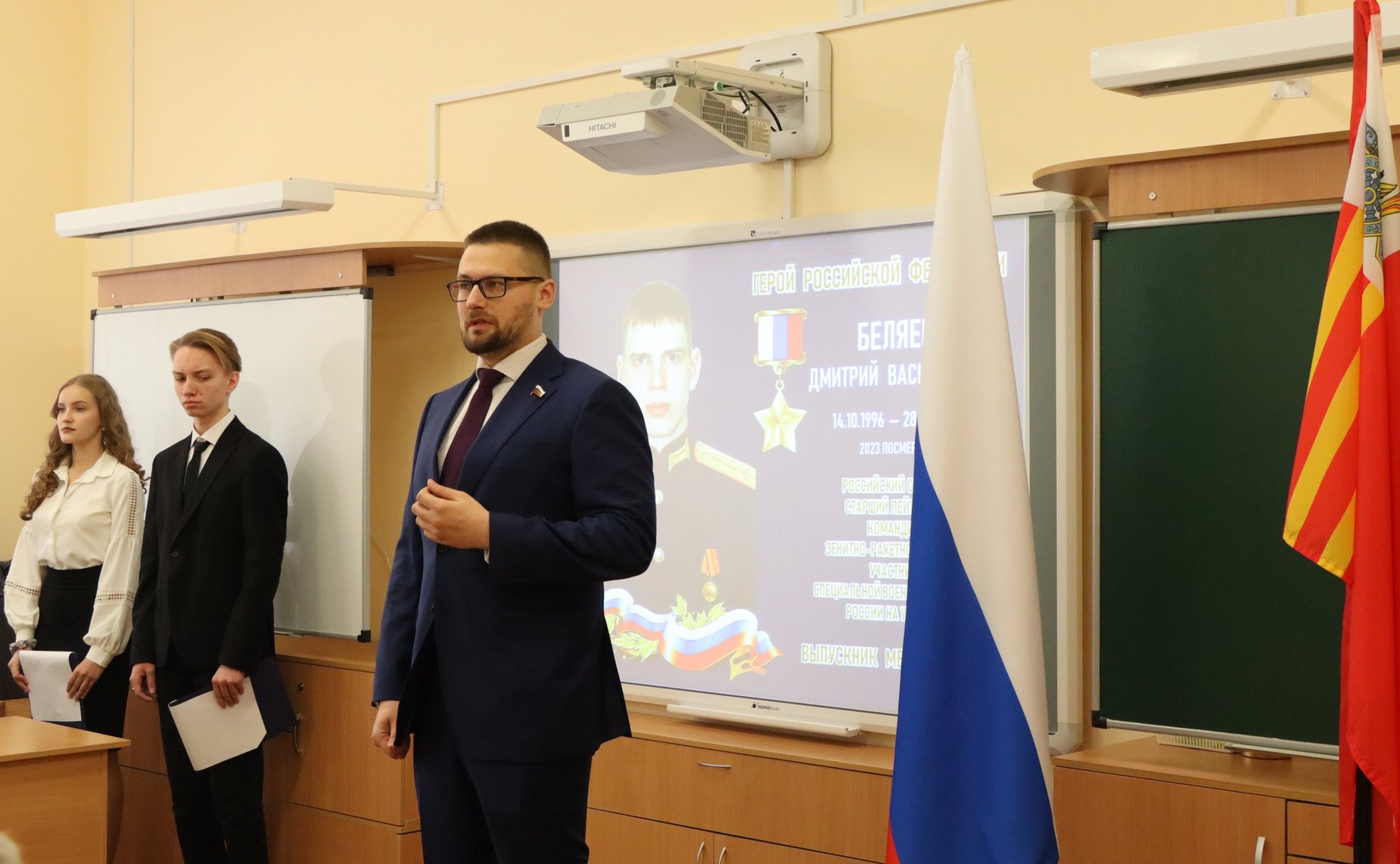 Руслан Смашнёв в ходе поездки в регион принял участие в открытии в школе № 33 г. Смоленска «Парты Героя», посвященной Герою России Дмитрию Беляеву
