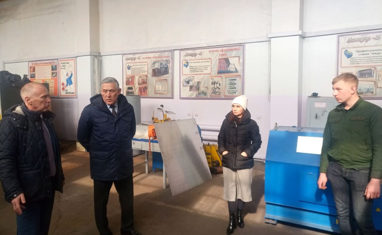 Юрий Валяев провел ряд встреч с молодежью в образовательных учреждениях Биробиджана