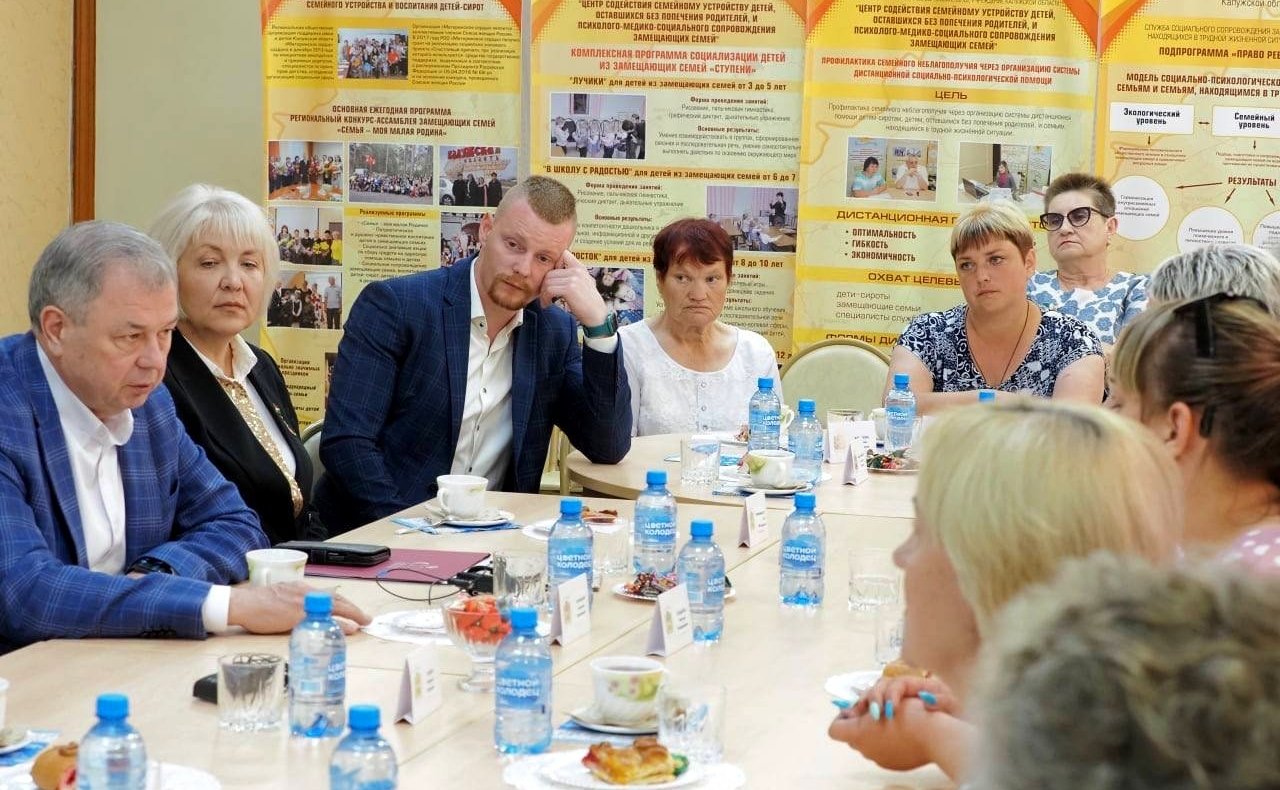 Анатолий Артамонов встретится с воспитанниками приемных многодетных семей и их родителями