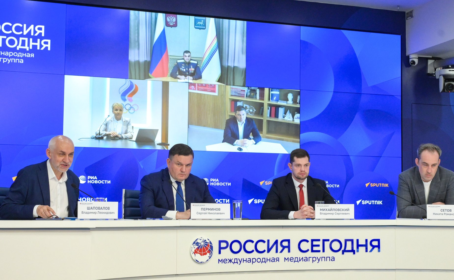 Круглый стол Экспертного института социальных исследований: «Время героев»: как формируется новая команда развития России»