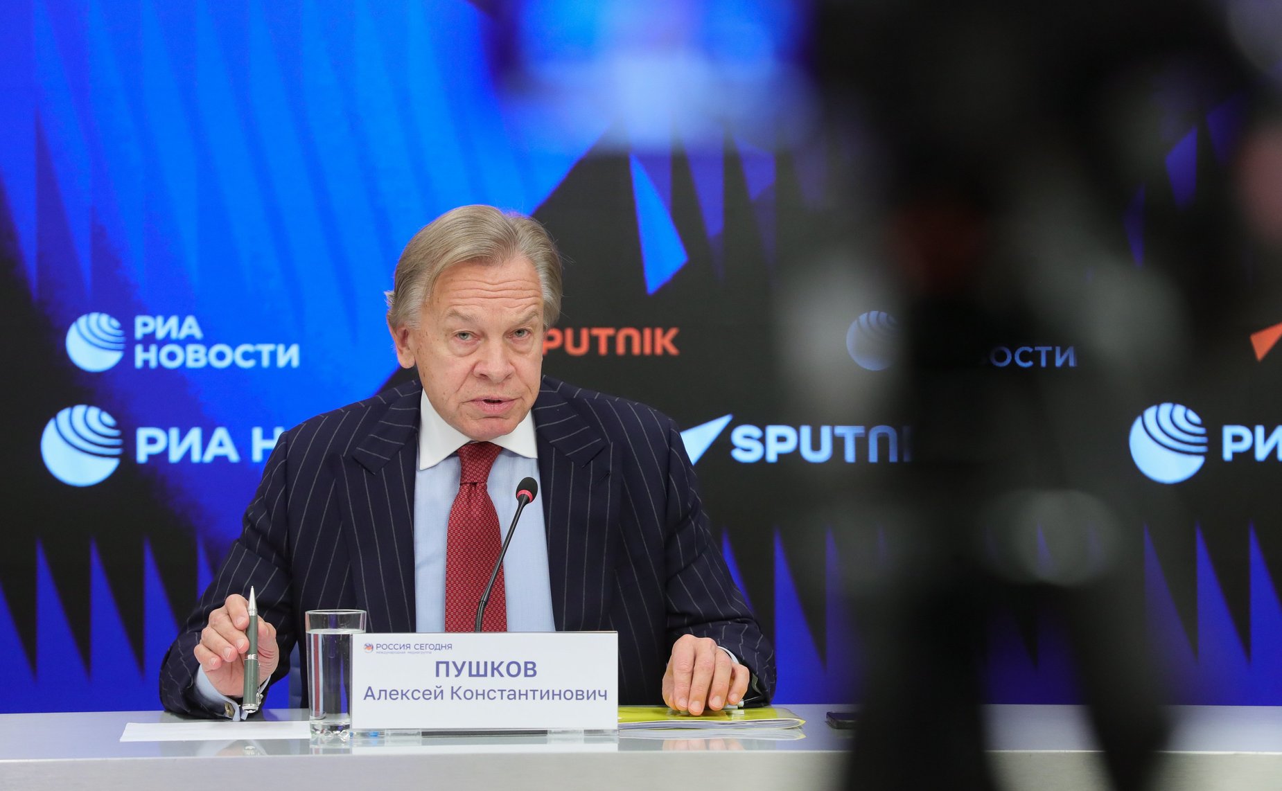 Пресс-конференция председателя Комиссии Совета Федерации по информационной политике и взаимодействию со средствами массовой информации Алексея Пушкова по итогам работы Комиссии в 2025 году