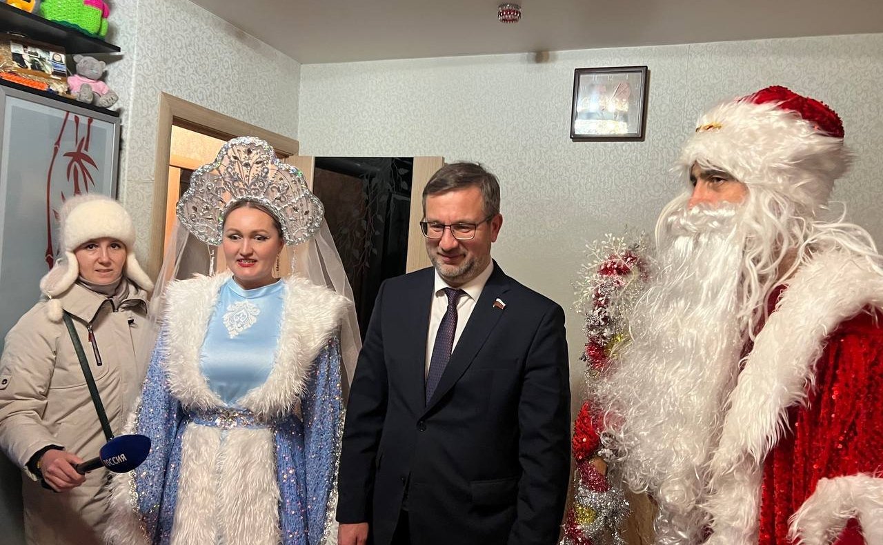 Николай Владимиров вручил подарок трехлетнему Тимуру в рамках акции «Елка желаний»