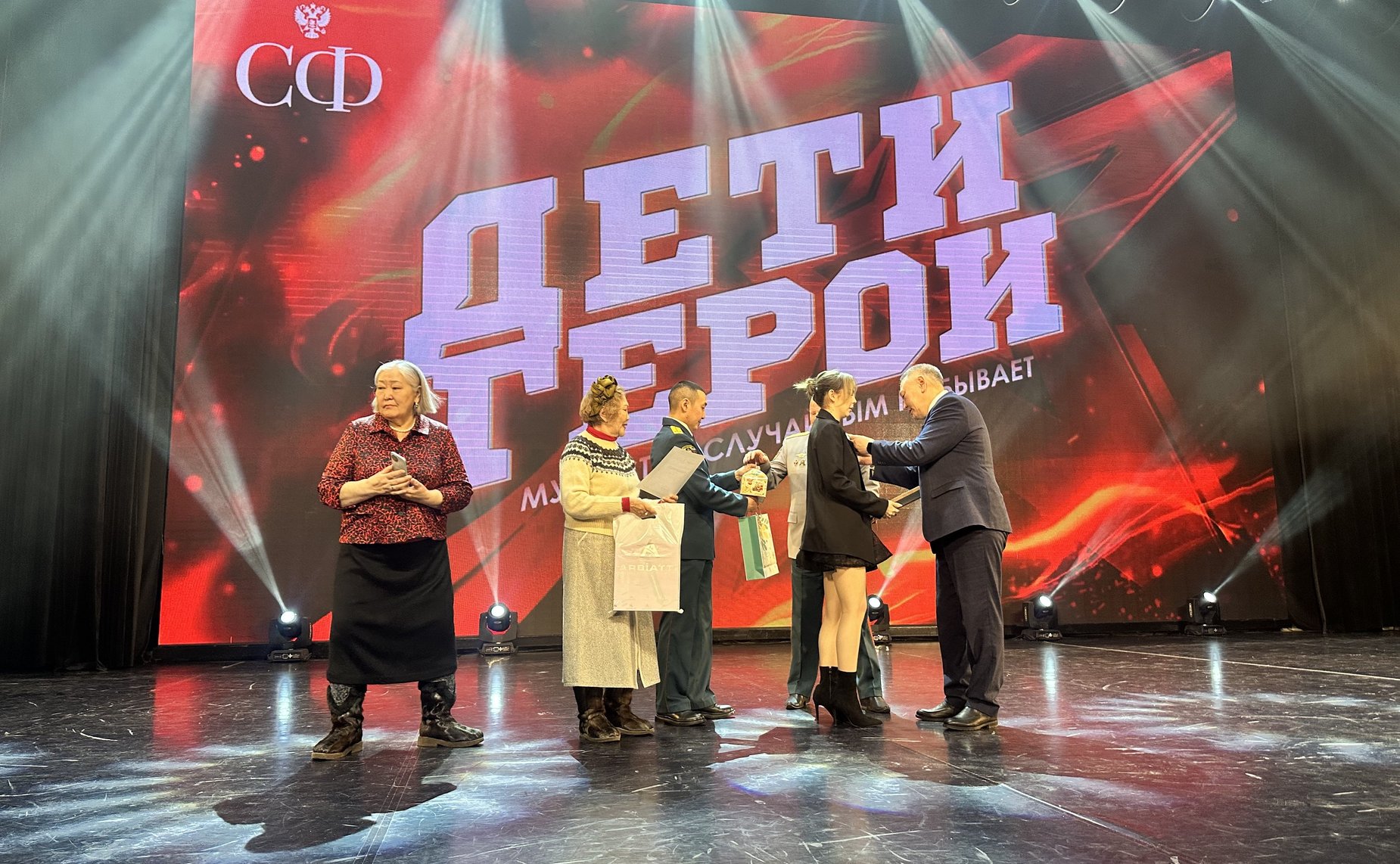 Сахамин Афанасьев наградил юных якутских героев