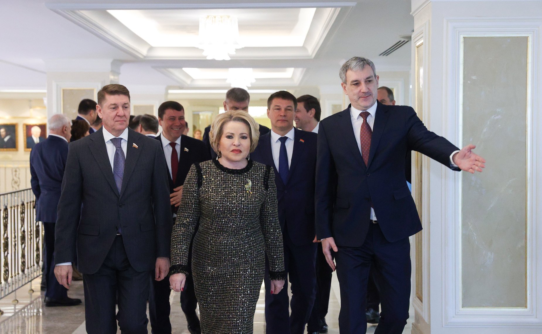 Валентина Матвиенко и Василий Орлов осмотрели выставку, посвященную истории и перспективным направлениям развития Амурской области