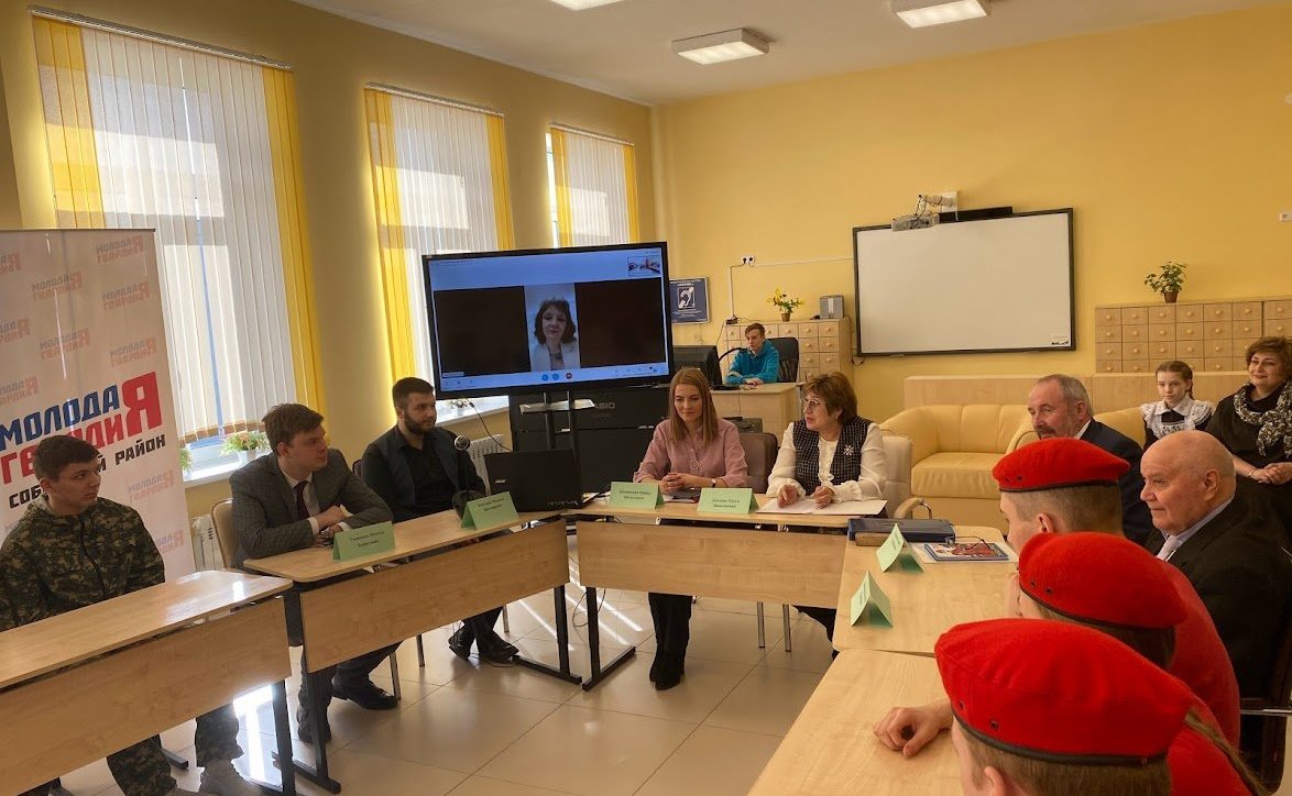 Ольга Хохлова в школе №1 города Собинка пообщалась с учениками средних и старших классов