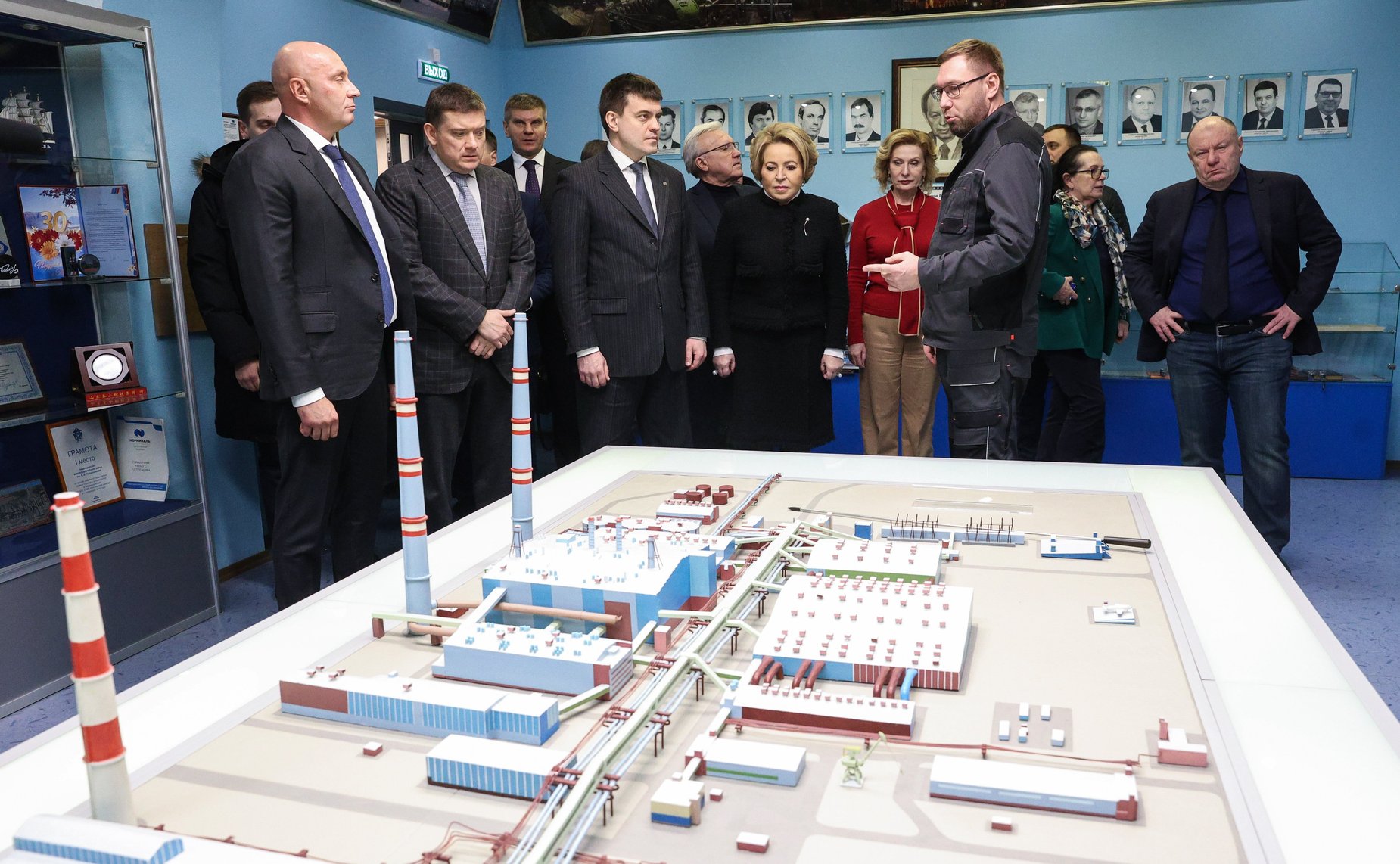 Валентина Матвиенко в ходе поездки в город Норильск (Красноярский край) посетила цеха Надеждинского металлургического завода