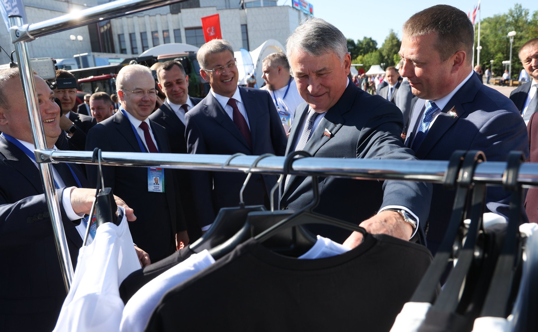 Юрий Воробьёв и заместитель Председателя Совета Республики Сергей Хоменко открыли выставку достижений народного хозяйства в рамках XI Форума регионов Беларуси и России