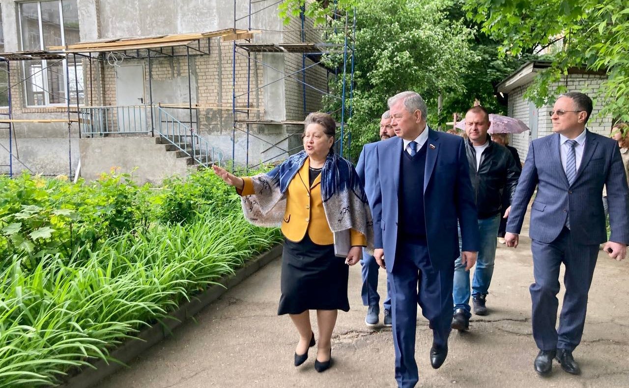 Анатолий Артамонов проконтролировал ход строительства и капремонта школ в Калуге