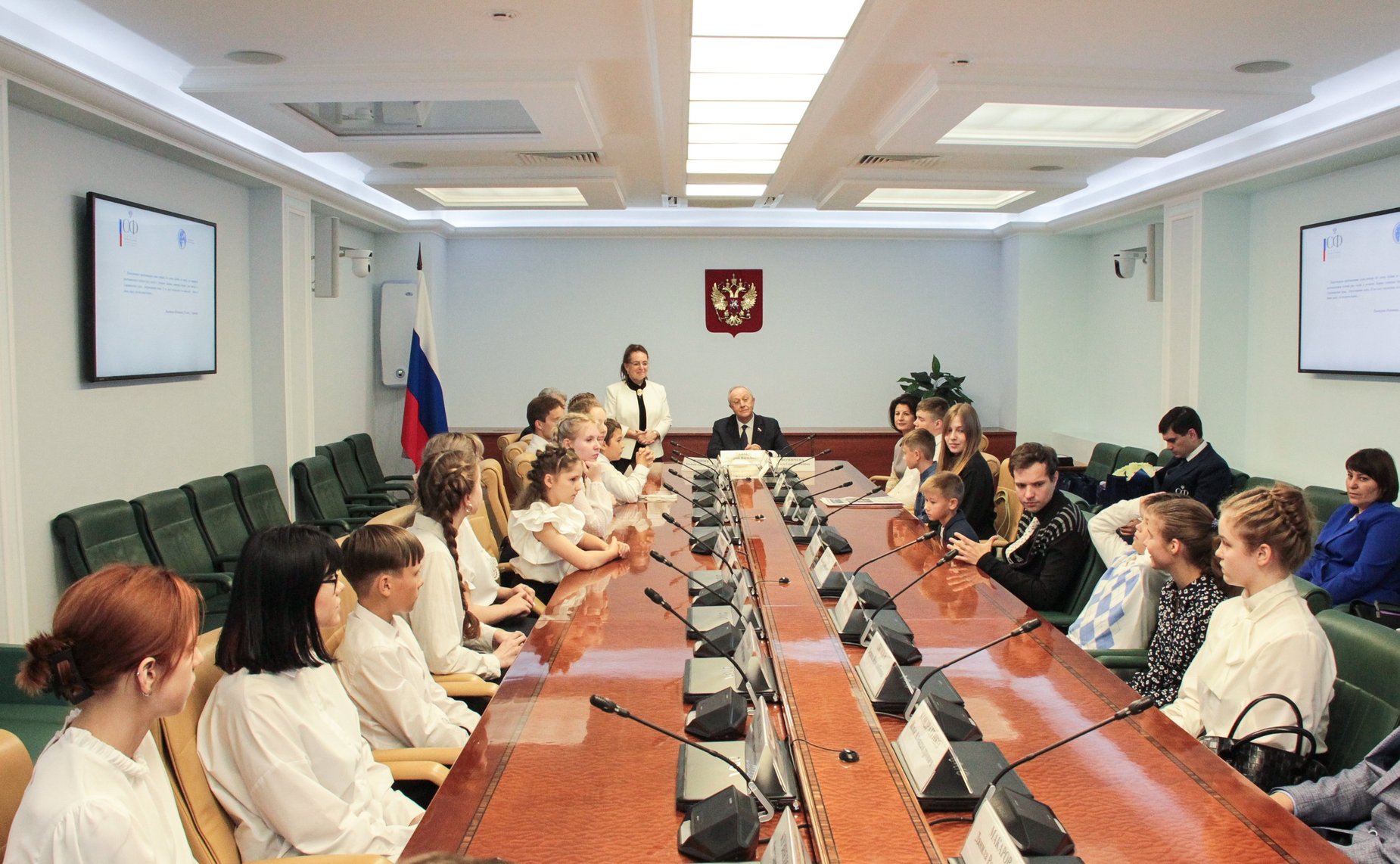 Валерий Радаев наградил победителей седьмого Всероссийского школы-конкурса «Портрет твоего края» 2023 года из Саратовской области и г. Москвы