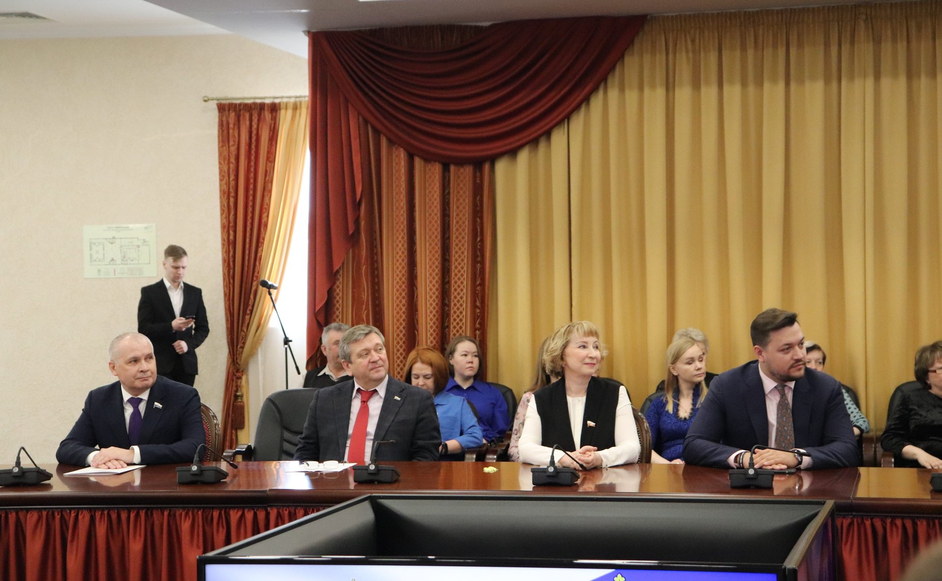 Римма Галушина вручила Благодарность Председателя Совета Федерации сотруднику библиотечной системы НАО